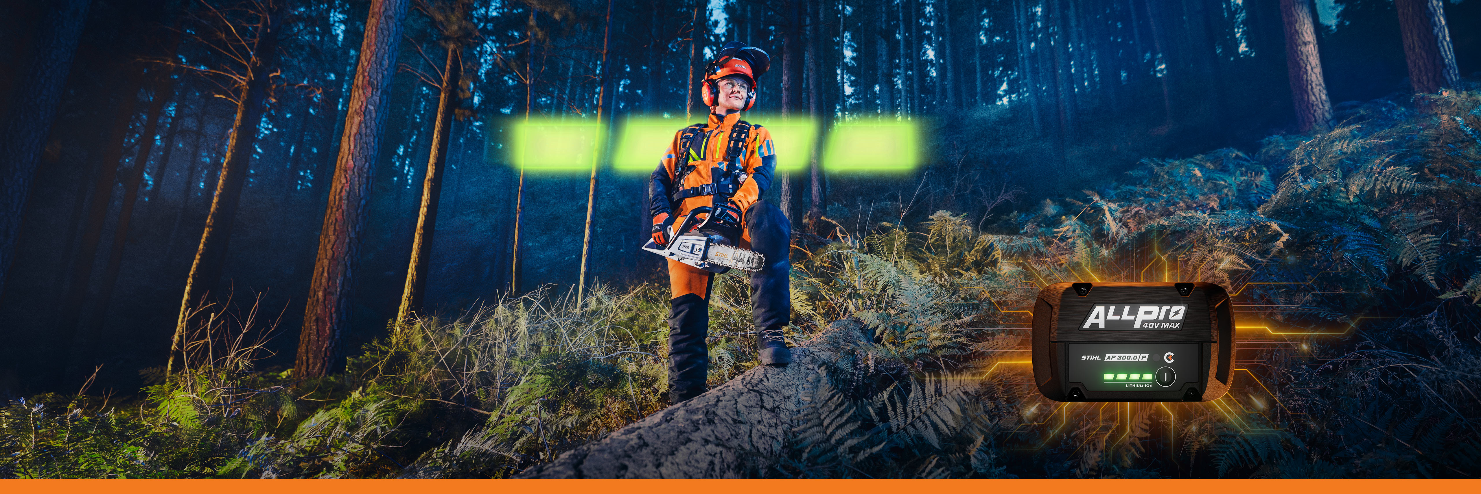 Kvinde, der står på en træstamme i skoven og holder den batteridrevne motorsav STIHL MSA 260, med et grafisk batterielement og en enhed fra STIHLs batterisystem ALLPRO.