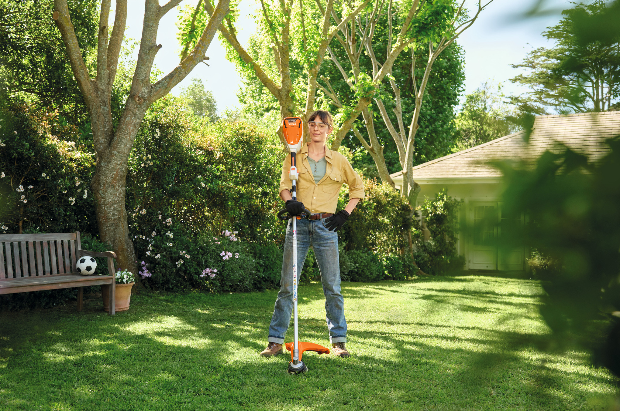 Kvinna och en STIHL batteritrimmer