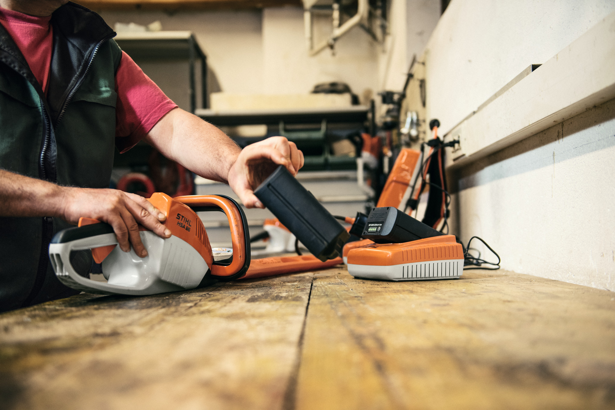 STIHL HSA 86 im Einsatz mit Akku AP und Ladegerät AL