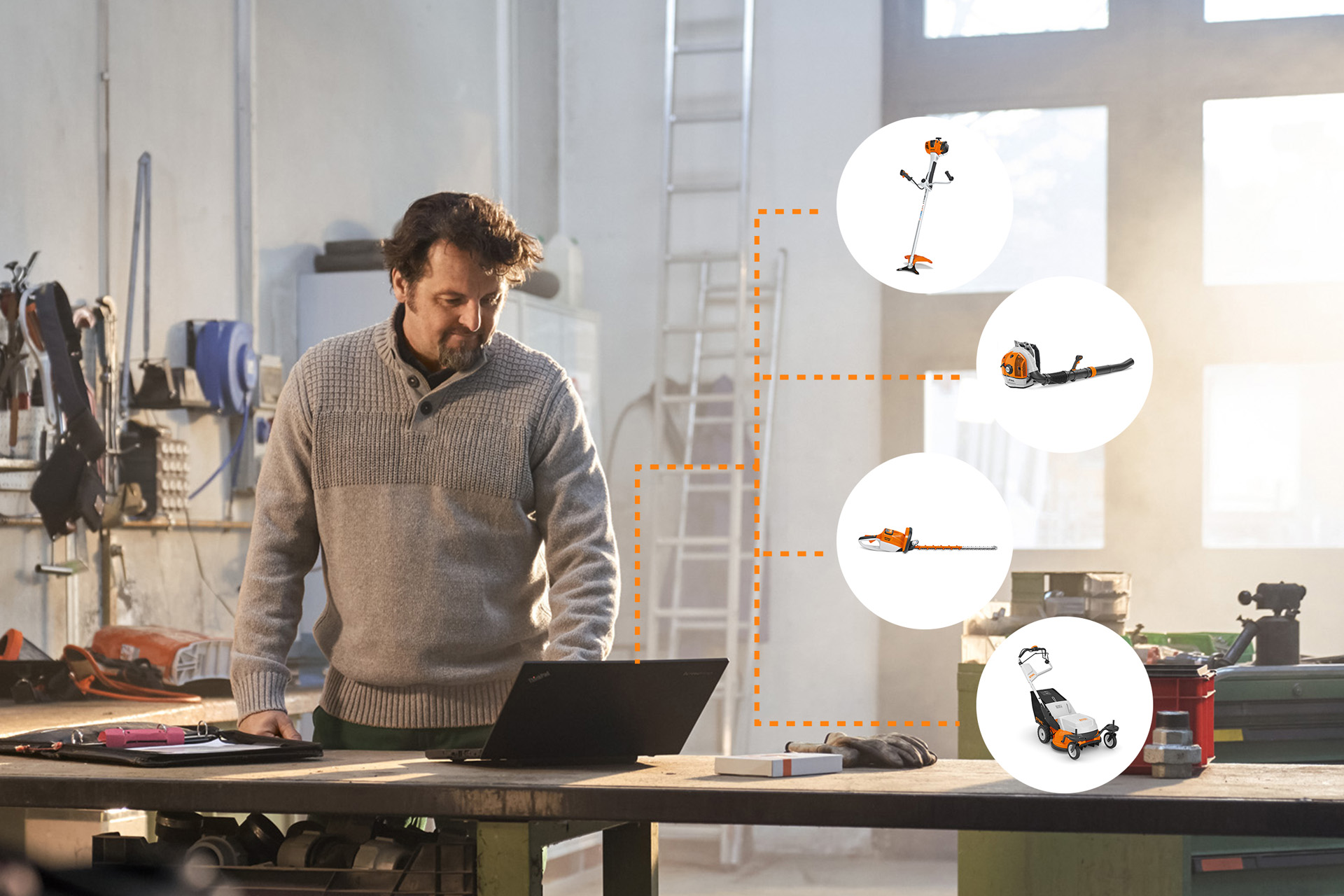En mand ved en bærbar computer på et værksted; ikoner med STIHL-produkter symboliserer STIHL connected flådestyring