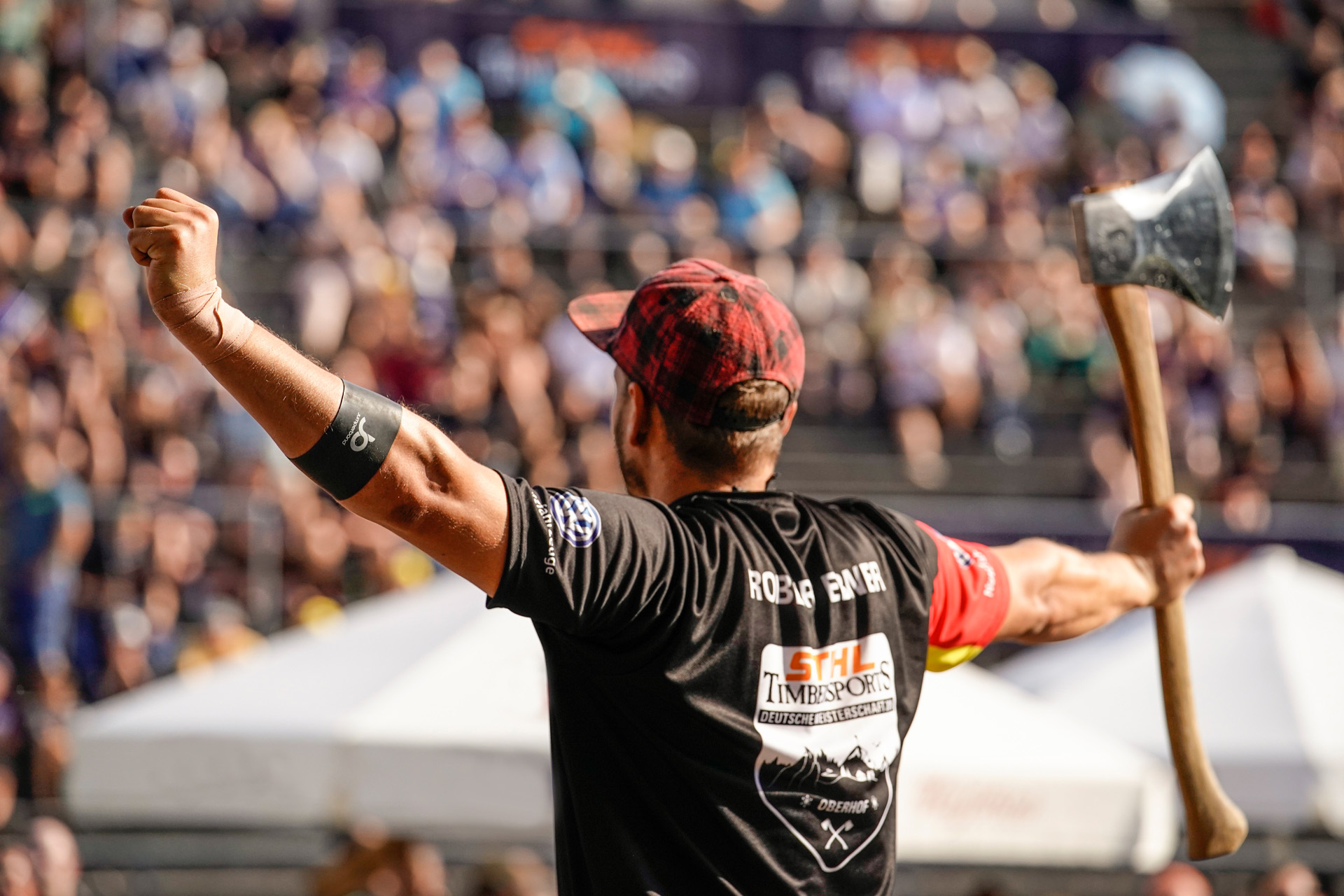 En STIHL TIMBERSPORTS®-atlet fejrer.
