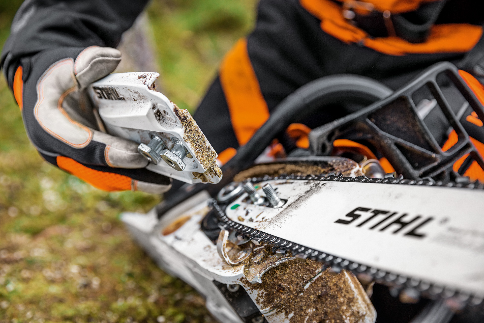 Nærbillede af kædehjulsdækslet, der fjernes fra en STIHL MS 261 C-M benzinmotorsav 