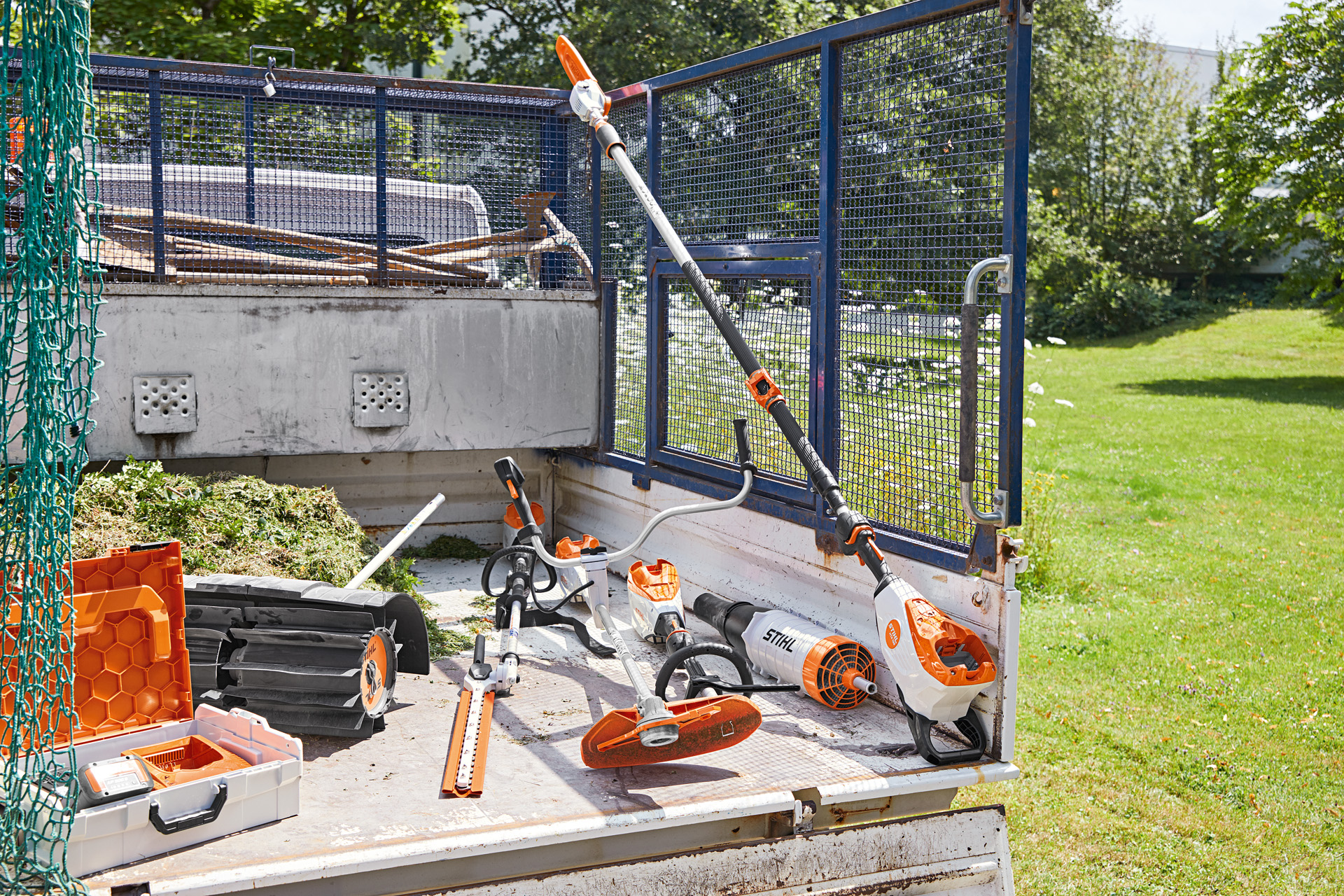 Køretøj med STIHL højbeskærer HTA 135, hækkeklipper HLA 135, motorle FSA 135 og KMA 135 på læssepladsen