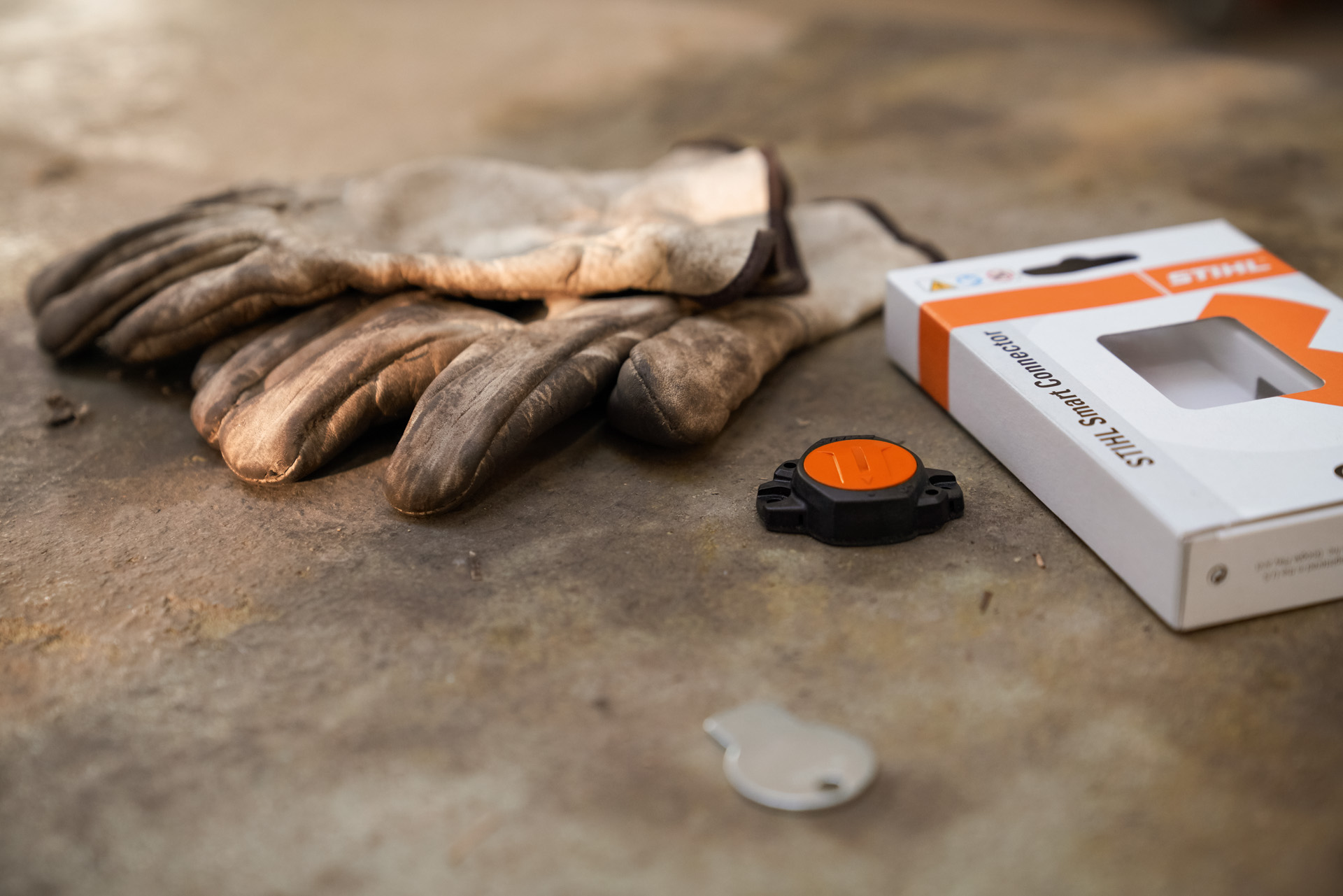 En STIHL Smart Connector ved siden af emballagen.