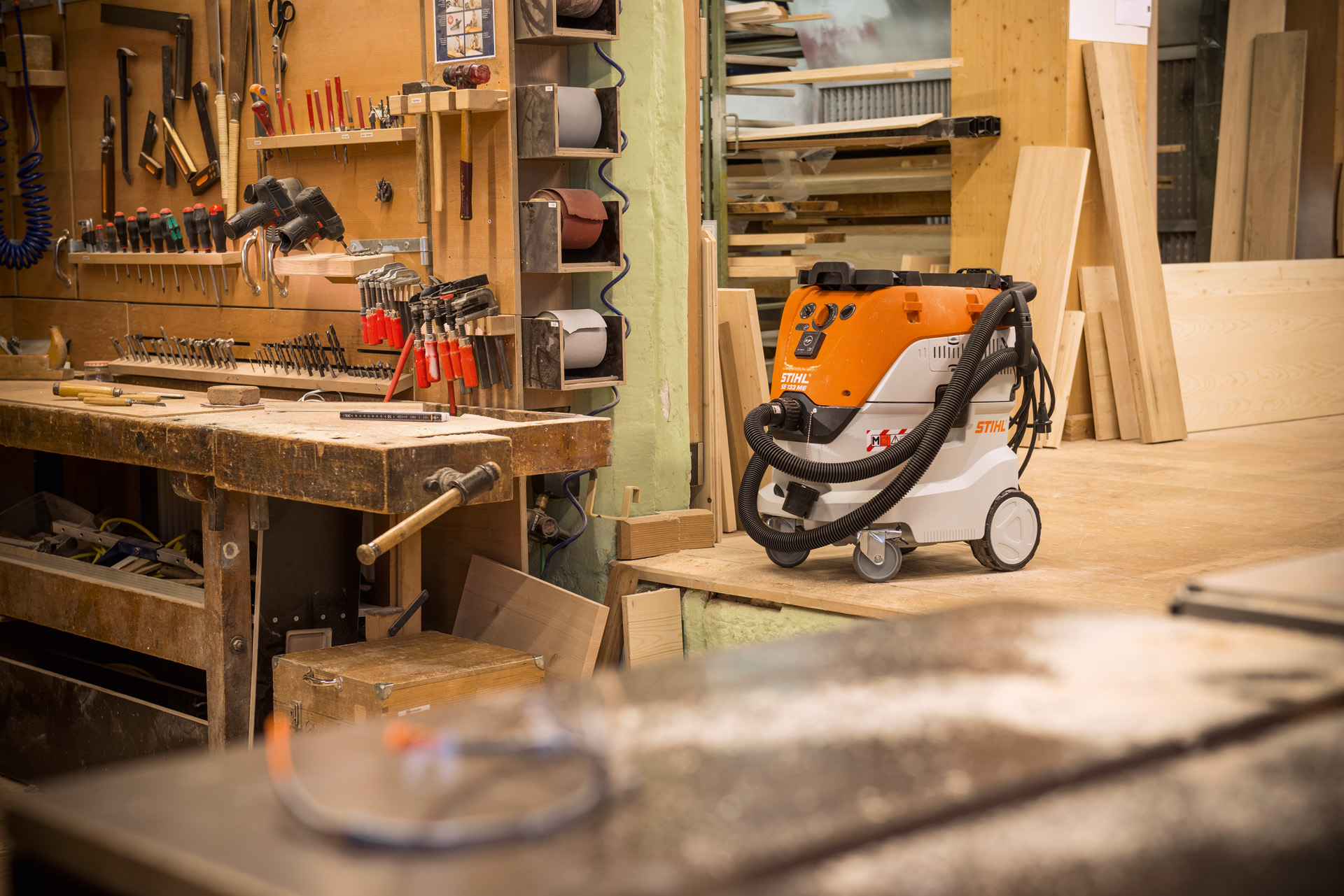 STIHL SE 133 ME våd-/tørstøvsuger på et værksted