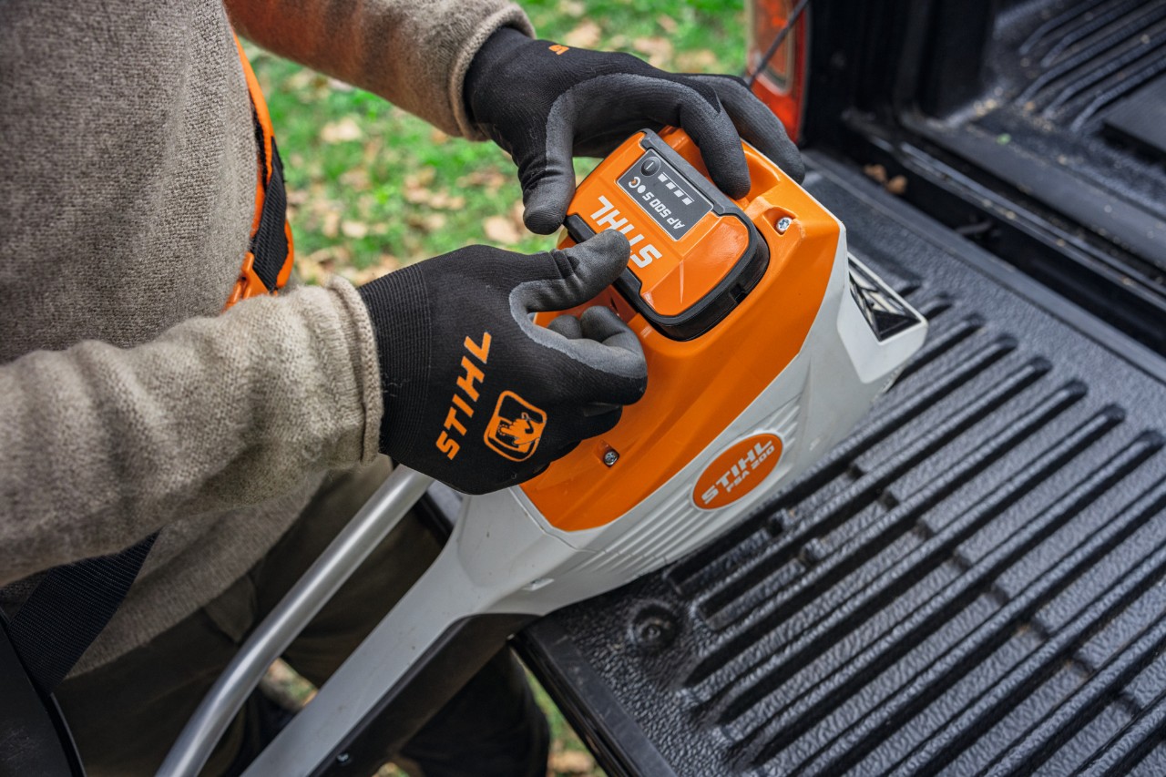 Isætning af et STIHL AP 500 S-batteri i et redskab