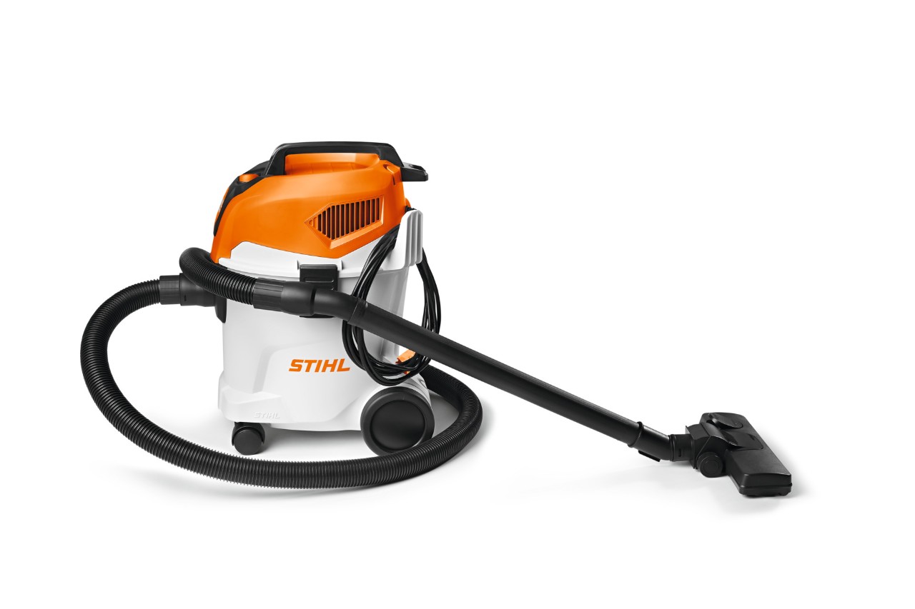 STIHL SE 33 støvsuger på hvid baggrund