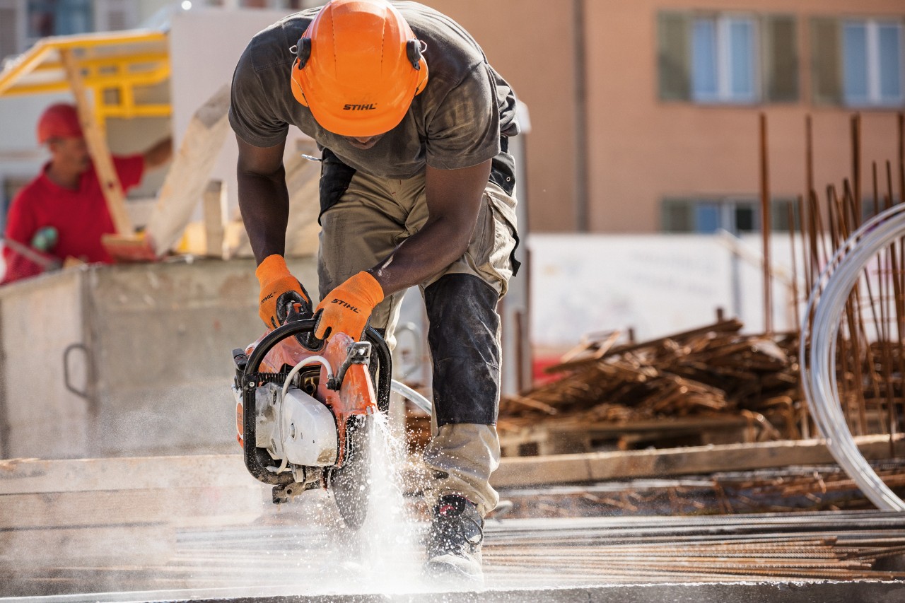 En mand arbejder på en byggeplads med en STIHL TS 500i skæremaskine