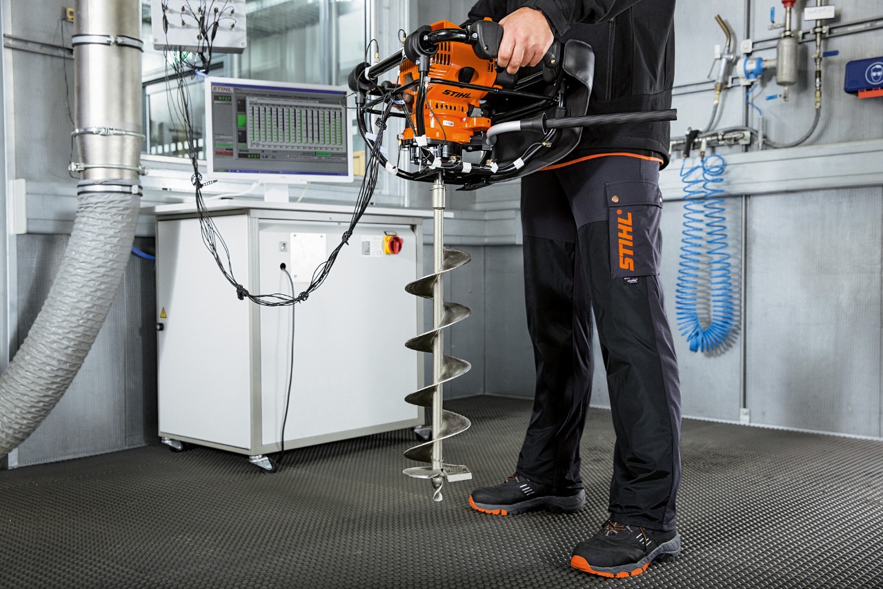 Et STIHL elværktøj testes for vibrationsbelastning