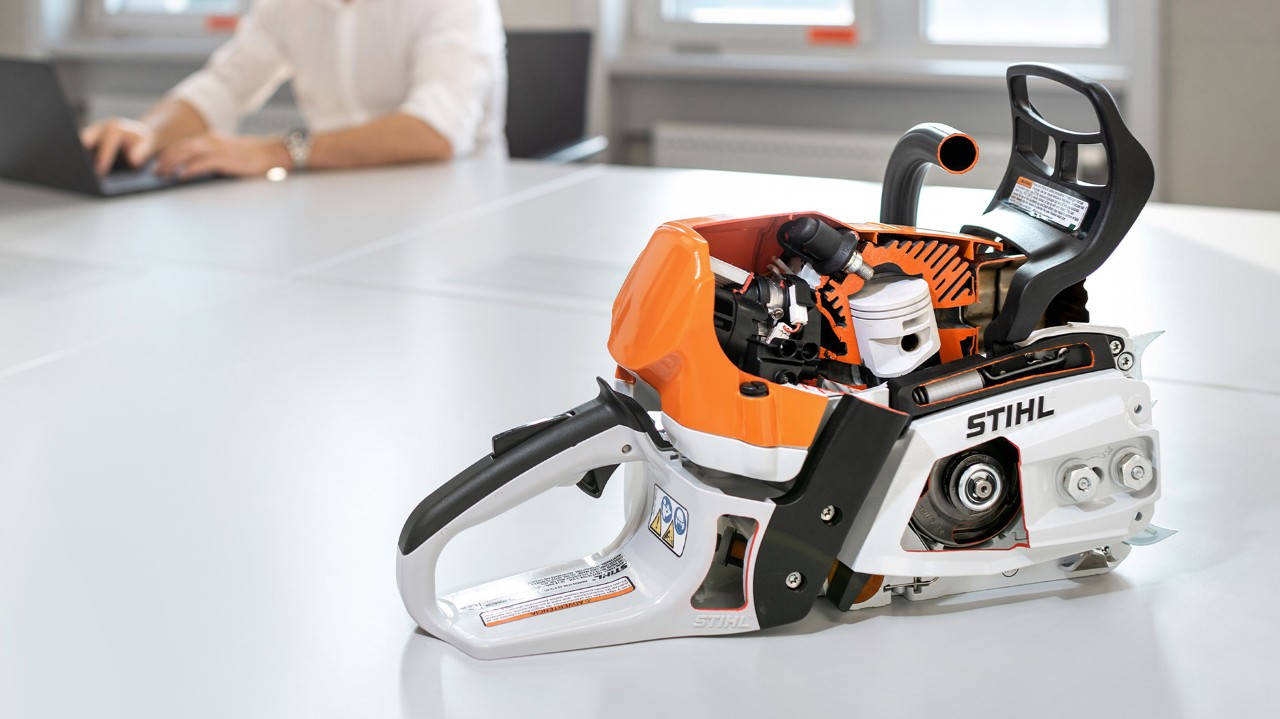 Frilagd magnesiumkolv i en STIHL bensinmotorsåg MS 400 C-M utan svärd