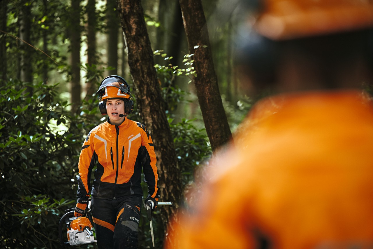 To skovarbejdere i STIHL beskyttelsestøj med STIHL ADVANCE ProCOM konferencesystem 