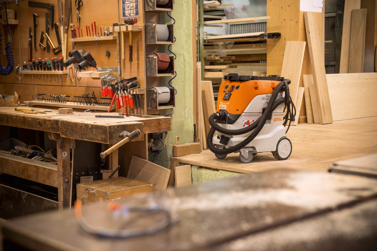 STIHL SE 133 ME våd-/tørstøvsuger på et værksted