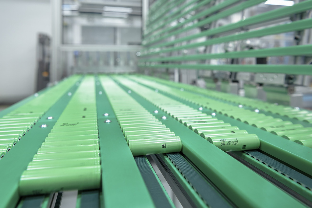 Celleholderne til battericellerne forsynes med deflektorplader af en maskine