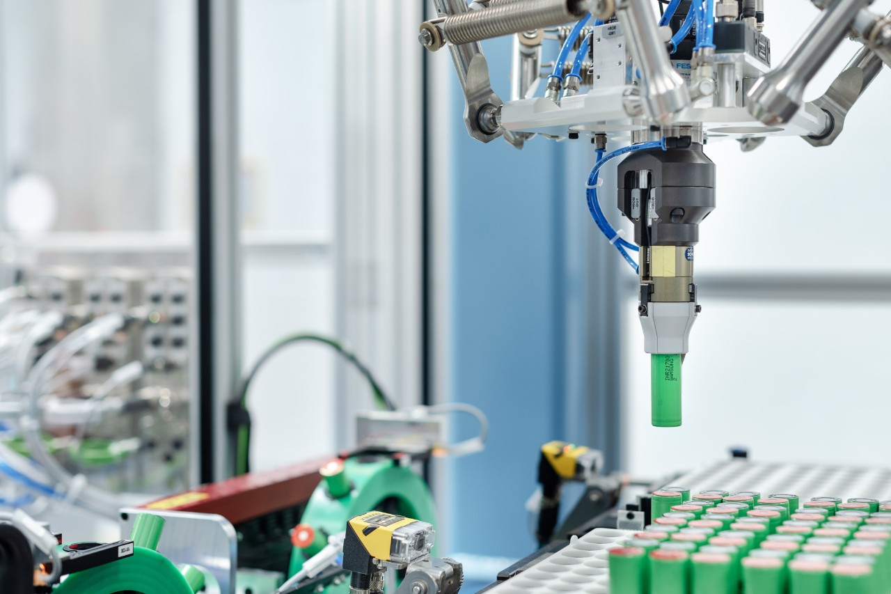 En pick-and-place-robot udstyrer celleholderne med battericeller