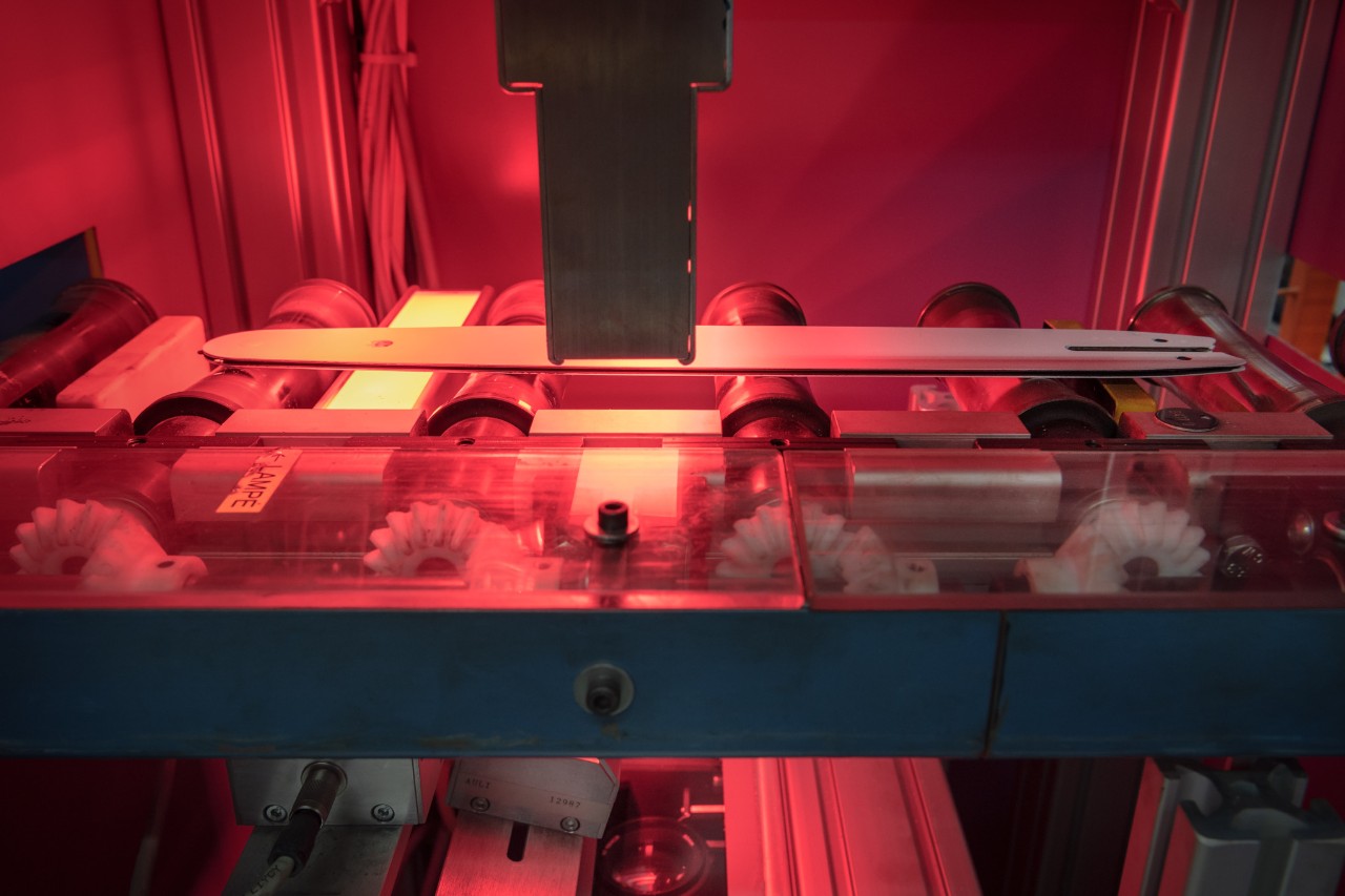 Sværdproduktionsmaskine, der udfører boring af oliehuller og belægning