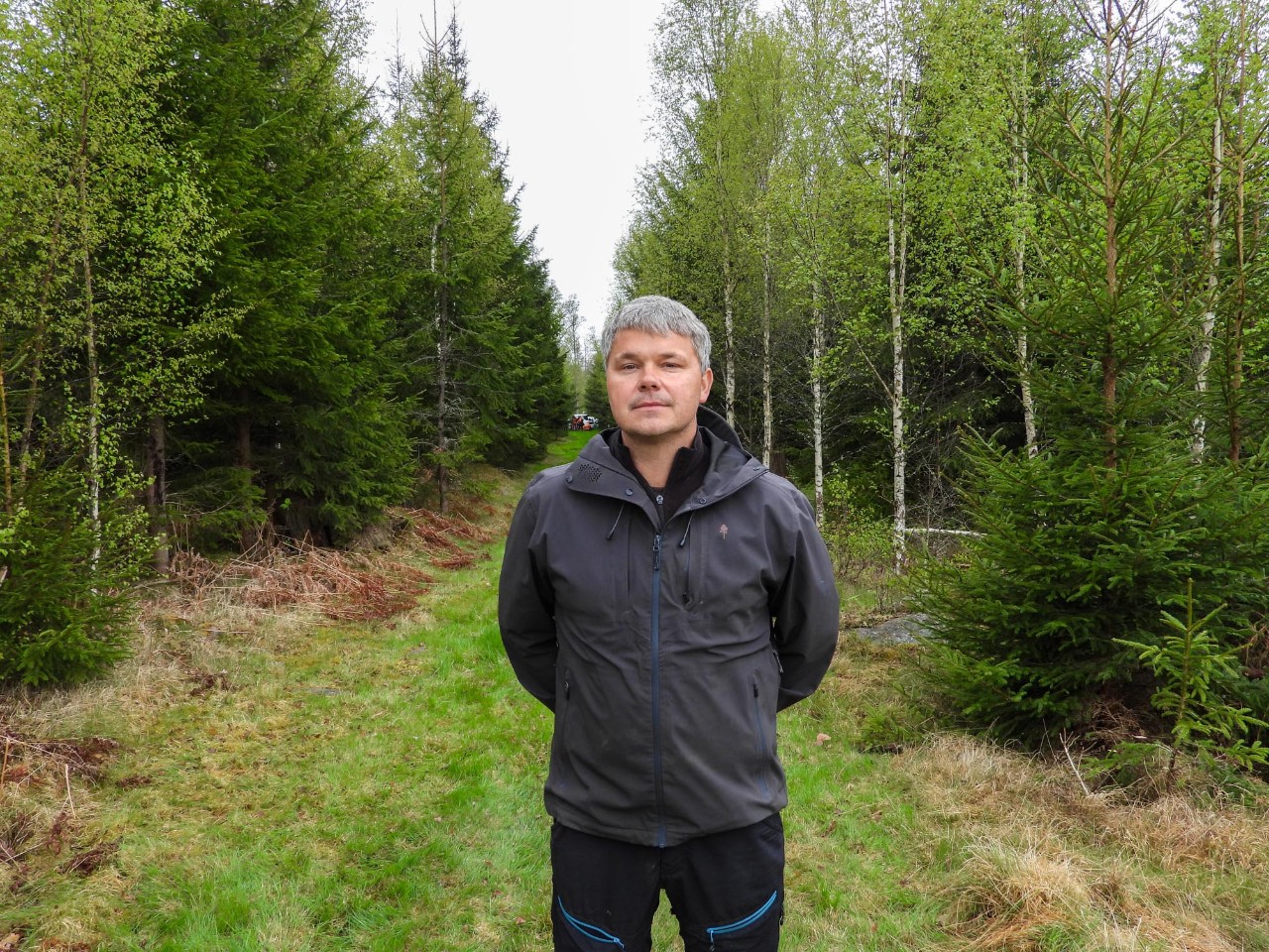 Man in the woods among the Södra Skogsägarna  test workers