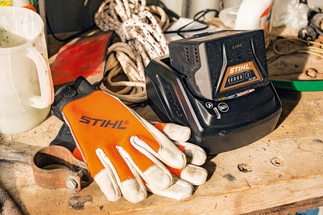 Opladning af lithium-ion-batterier i AK-serien sammen med STIHL handsker og værktøj