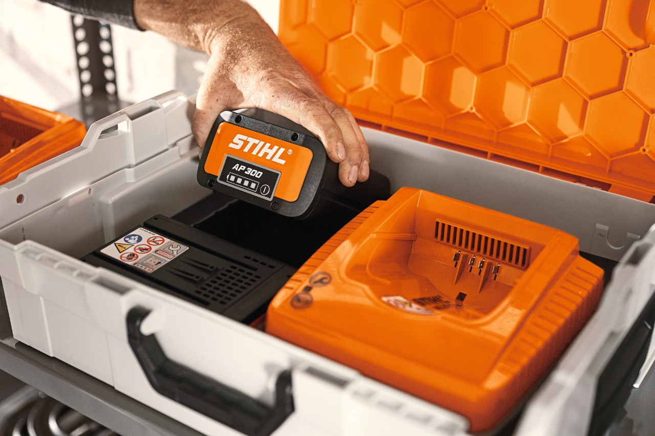 STIHL batteriboks med lithium-ion-batteri AP 300 og oplader