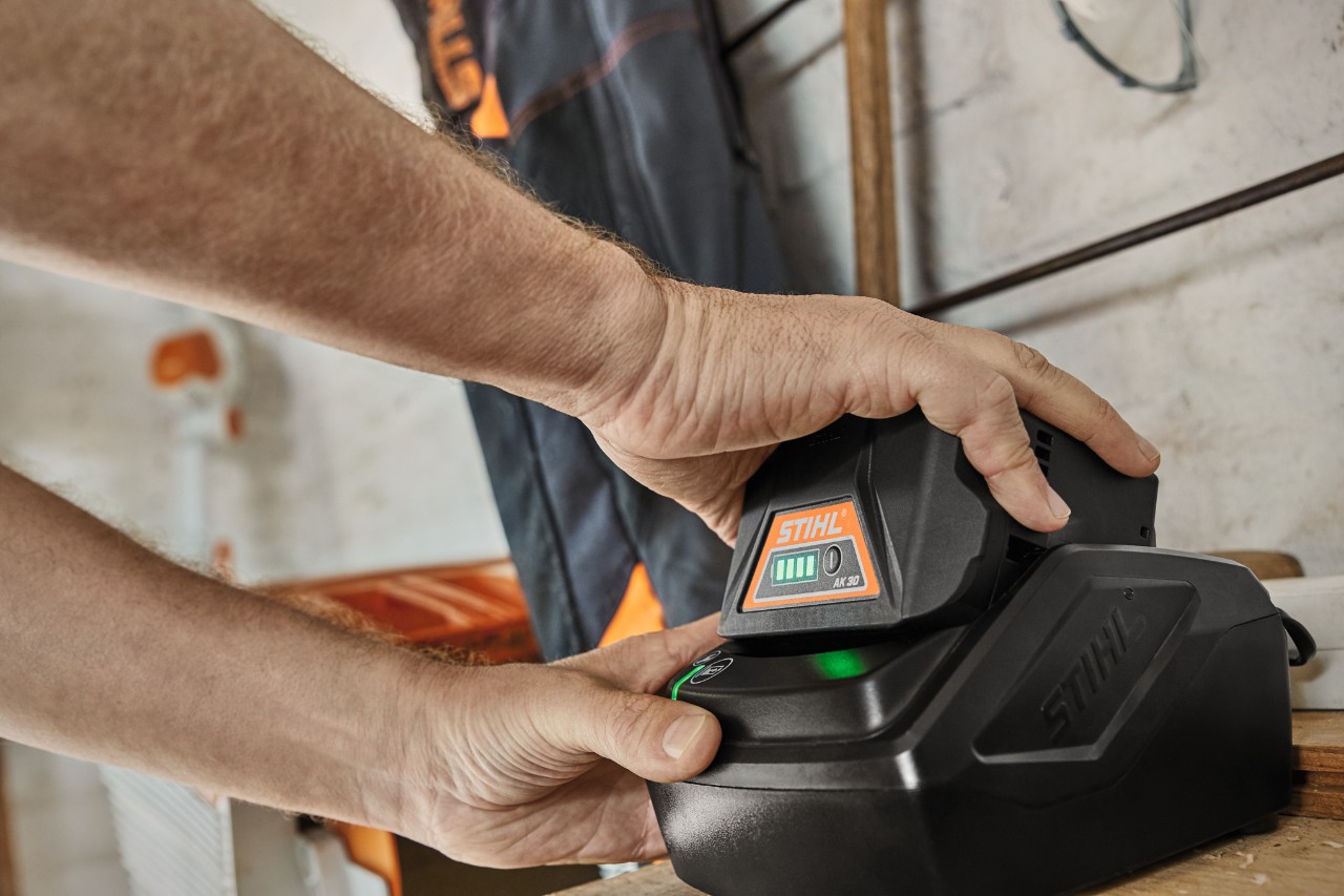 STIHL AK 30 lithium-ion-batteri oplades i en ladestation