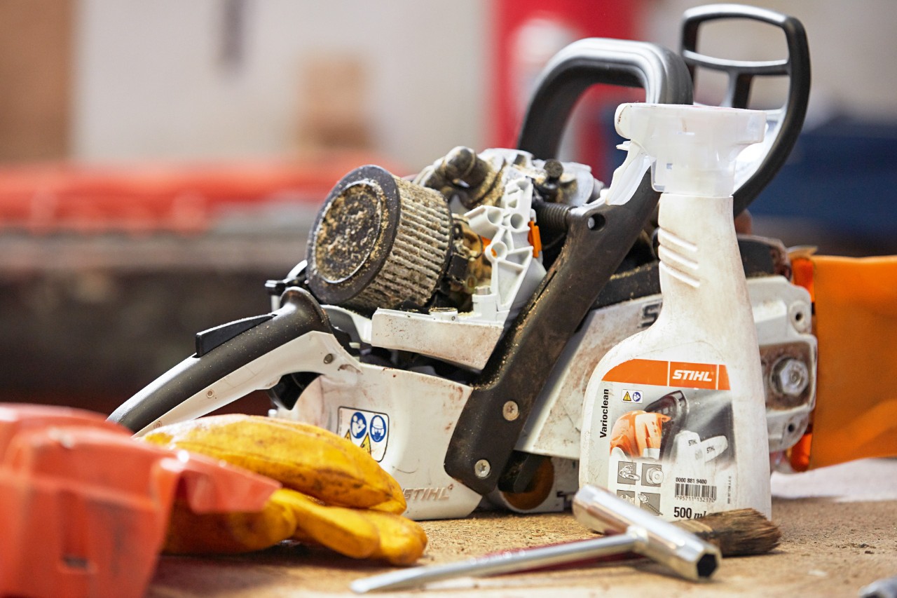 STIHL Varioclean rengøringsmiddel ved siden af STIHL motorsav på arbejdsbænk