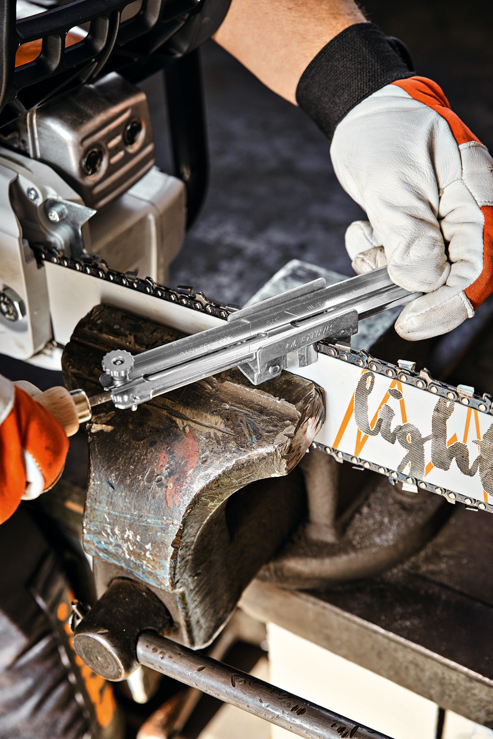 En person med STIHL filholder på et STIHL Light 04 sværd