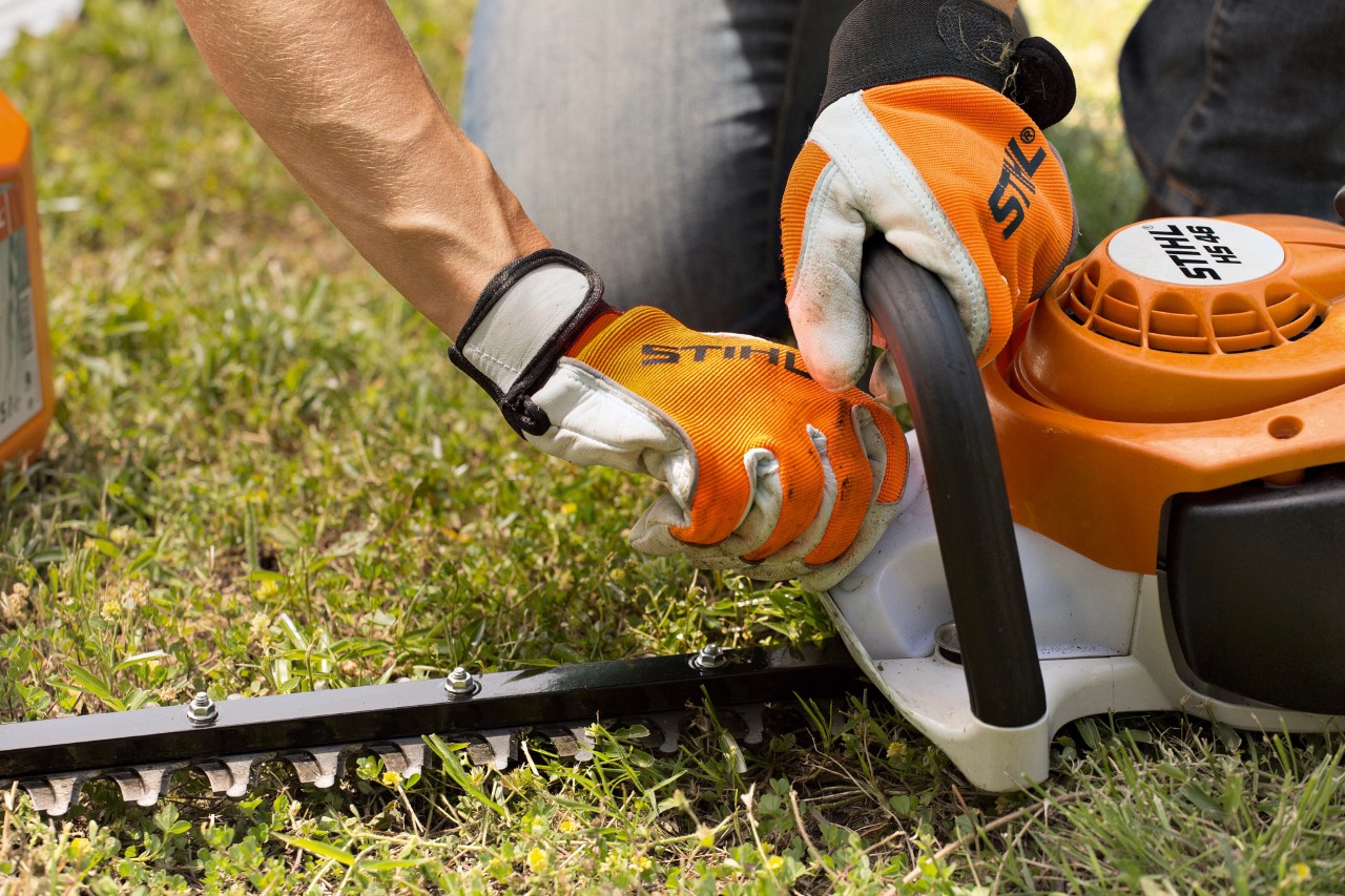  En STIHL HS 46 benzindrevet hækkeklipper rengøres efter brug