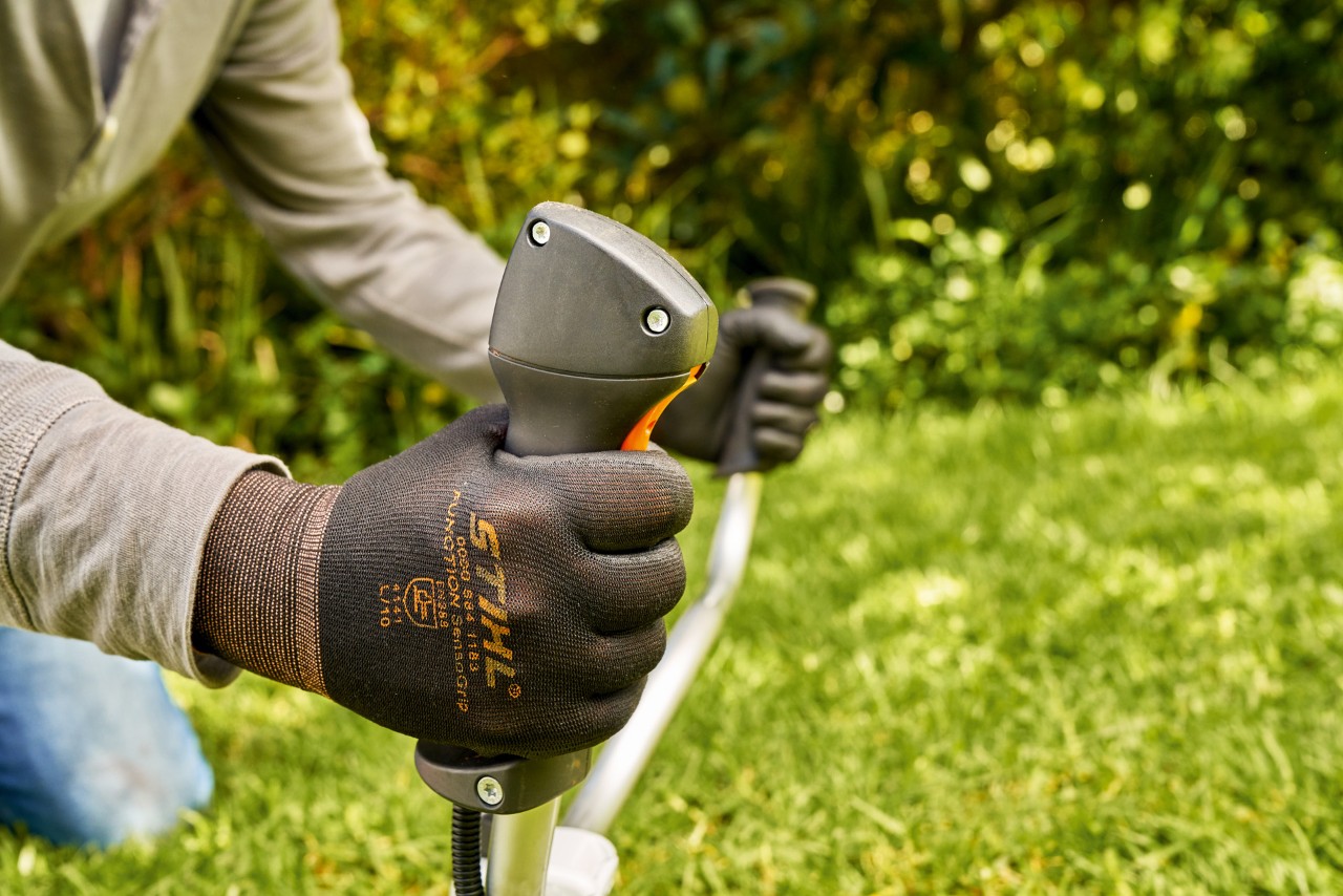 En mand starter motoren på STIHL FS 91 benzindrevet buskrydder for første gang