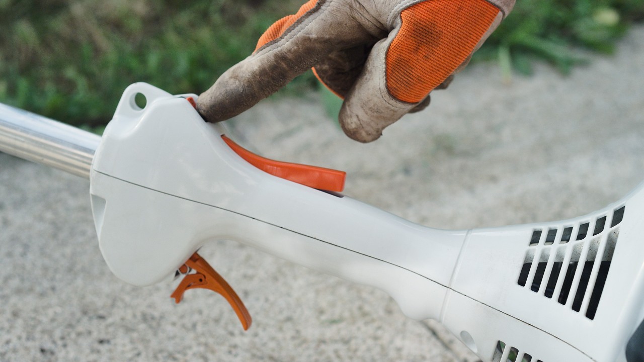 Aktivering af stopkontakten på den benzindrevne buskrydder STIHL FS 38