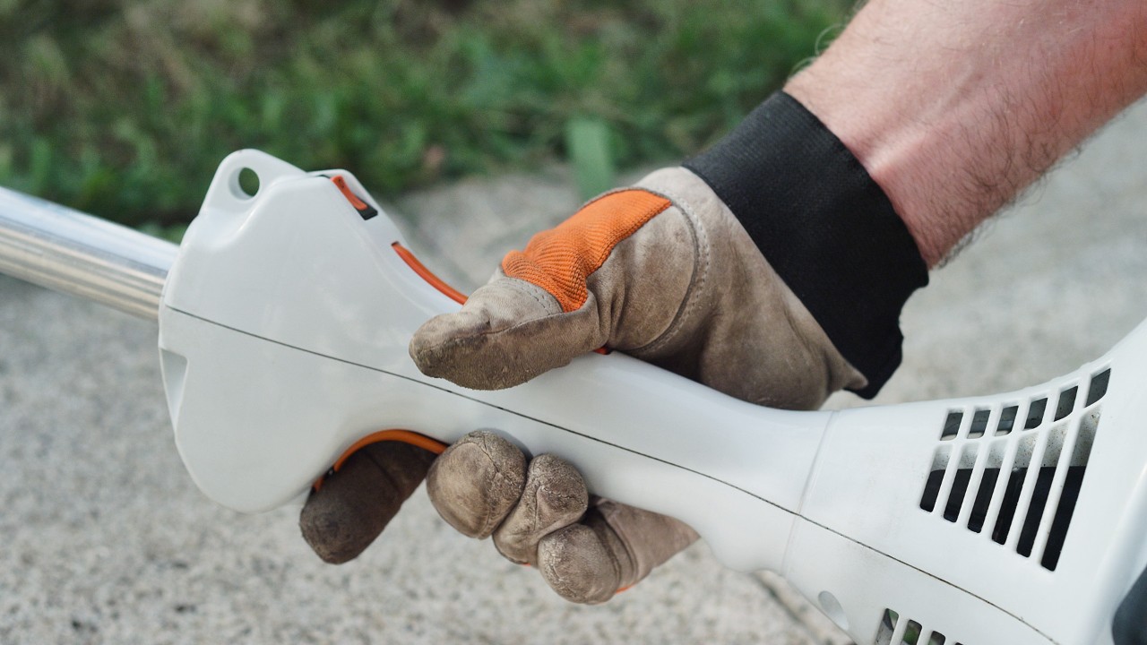 Gashåndtaget på den benzindrevne buskrydder STIHL FS 38 går i indgreb