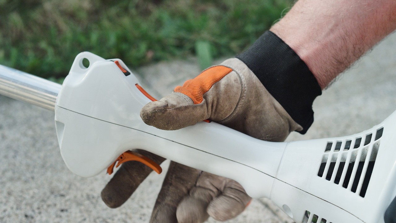 STIHL FS 38 benzindrevet buskrydder i gashåndtagets startposition