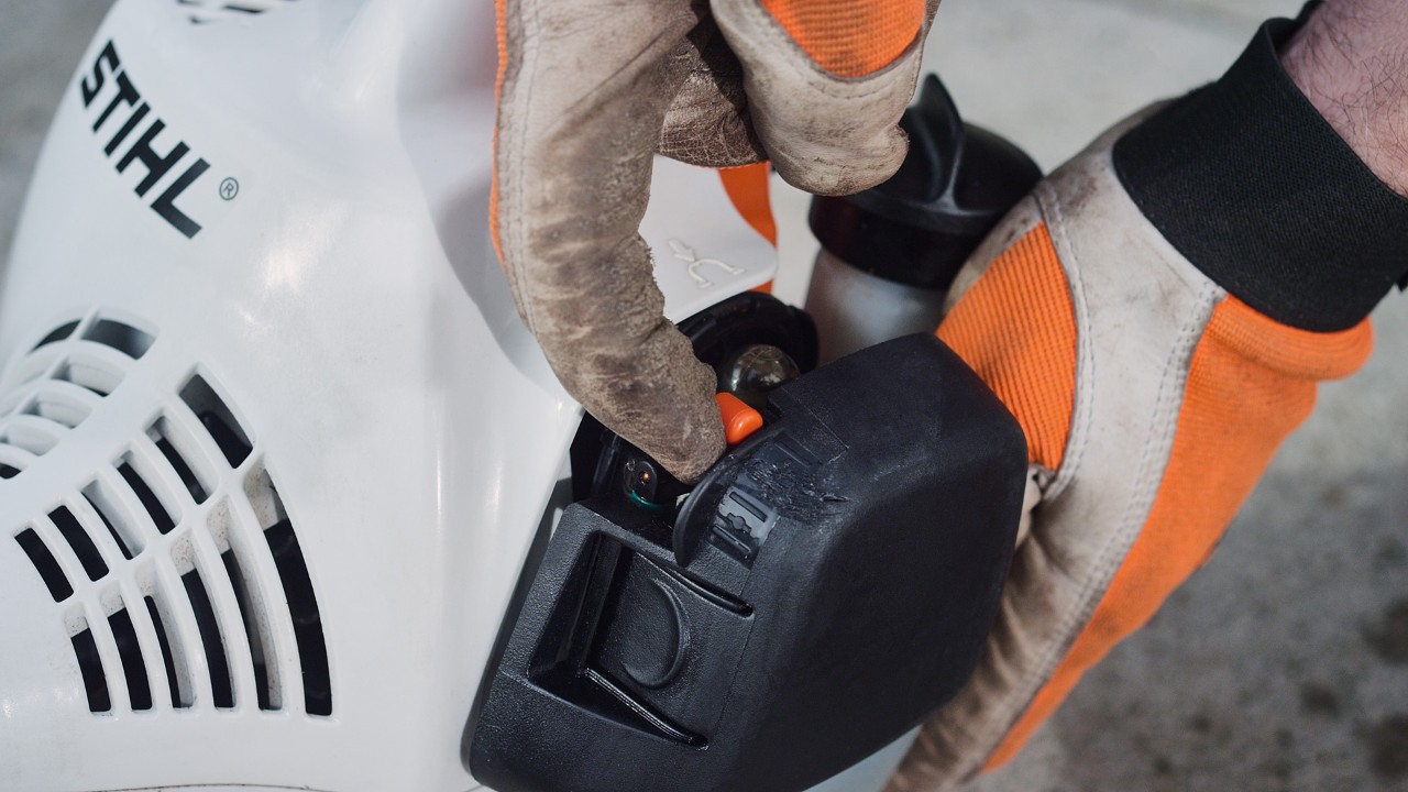 Aktivering af chokeren på en STIHL FS 38 benzindrevet buskrydder