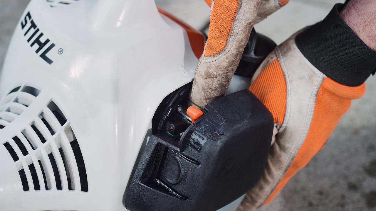 Tryk på brændstofpumpen på en STIHL FS 38 benzindrevet buskrydder