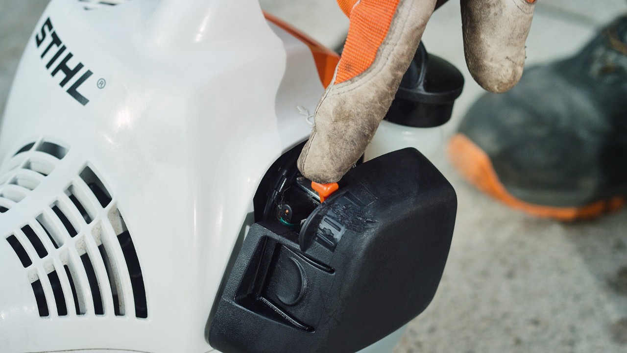 Åbning af chokeren på den benzindrevne buskrydder STIHL FS 38