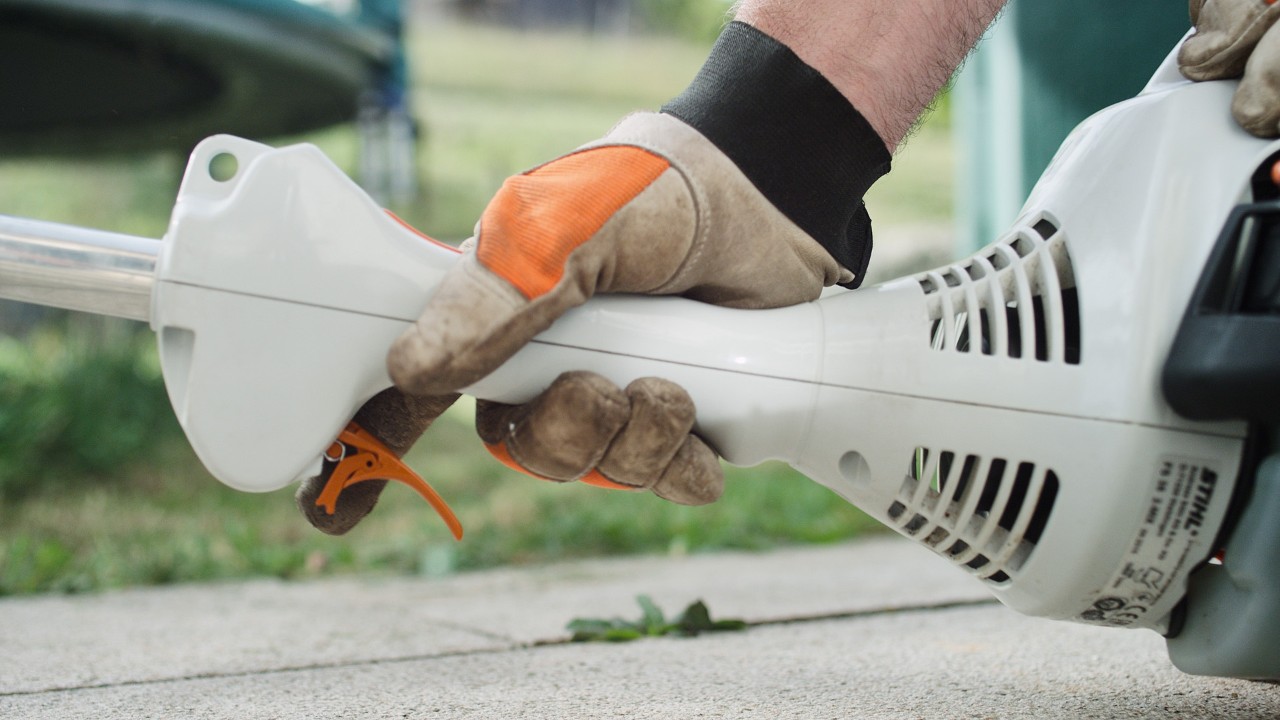 Tryk på gashåndtaget på den benzindrevne buskrydder STIHL FS 38