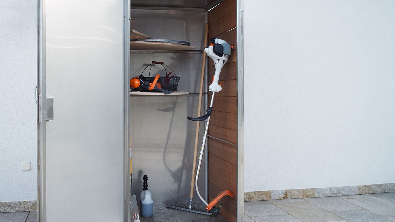 Efter slukning opbevares en STIHL FS 38 benzindrevet buskrydder i et skab