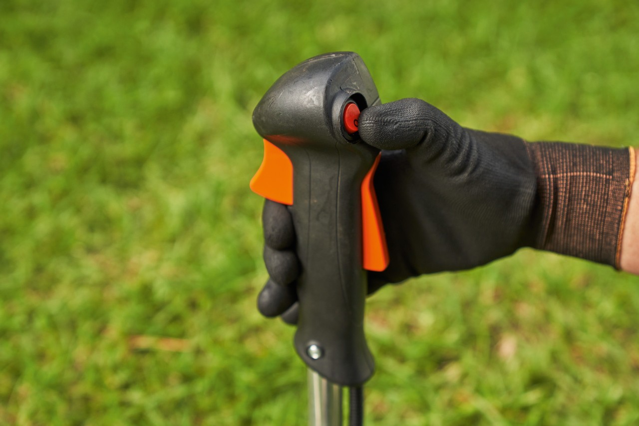 En mand slukker en STIHL FS 56 benzindrevet buskrydder