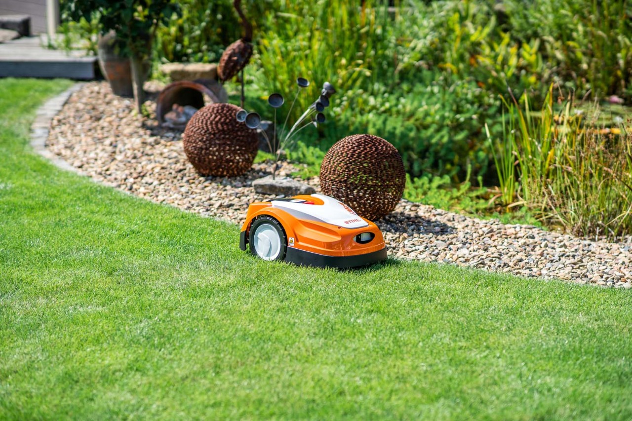 STIHL iMOW® 422-robotplæneklipper på grønt græs før vedligeholdelse