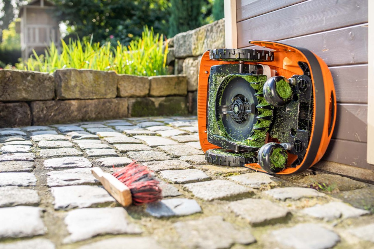 STIHL iMOW®-robotplæneklipper ligger på siden, klar til rengøring.