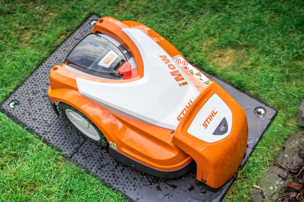 En STIHL RMI 422 iMOW® robotplæneklipper i sin dockingstation