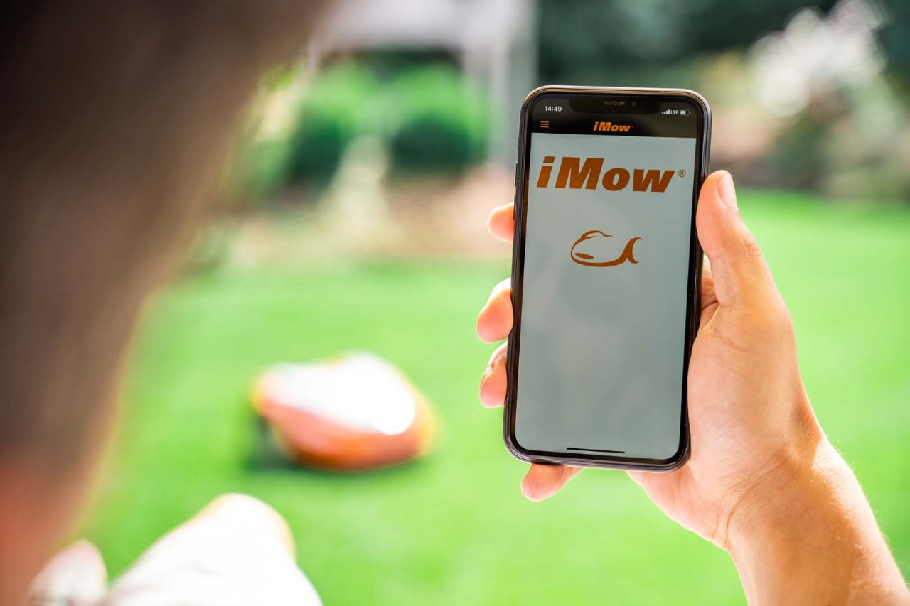 En smartphone, der viser iMOW®-appen
