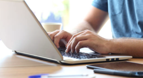 En person på en laptop