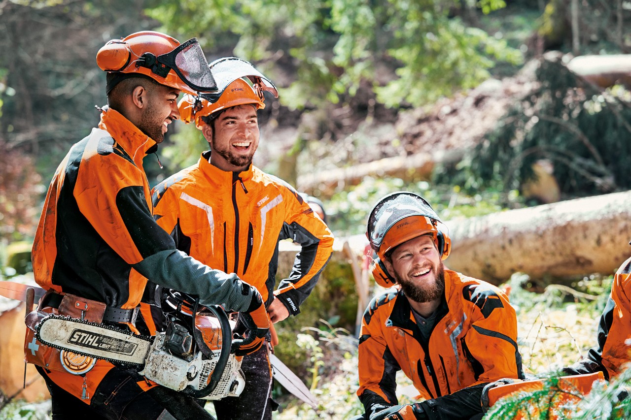 Skovarbejdere i skoven iført STIHL beskyttelsesbeklædning med STIHL MS 462