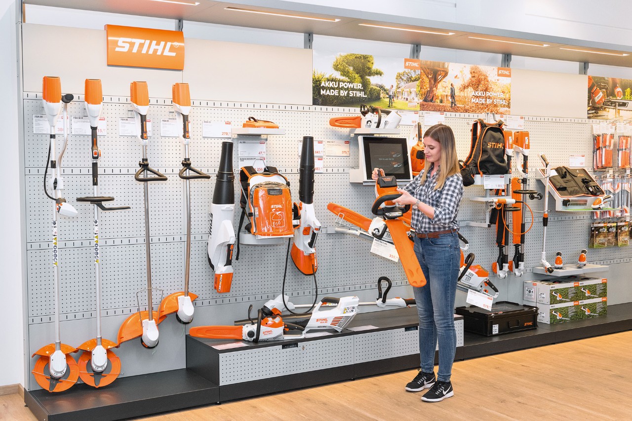 Gode råd er altafgørende, når du køber et elektrisk haveredskab, men du kan ikke altid være sikker på, at et bestemt produkt er det rigtige for dig, før du prøver det. Derfor kan du gratis og uforpligtende afprøve udvalgte STIHL-elværktøjer hos en deltagende forhandler i nærheden af dig. Din forhandler rådgiver dig gerne og hjælper dig med praktiske tips til, hvordan du bruger værktøjet.