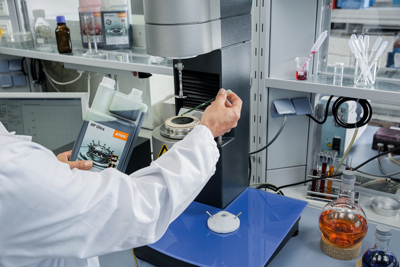 STIHL HP Ultra totaktsmotorolie er testet i et laboratorium i henhold til REACH-forordningen.