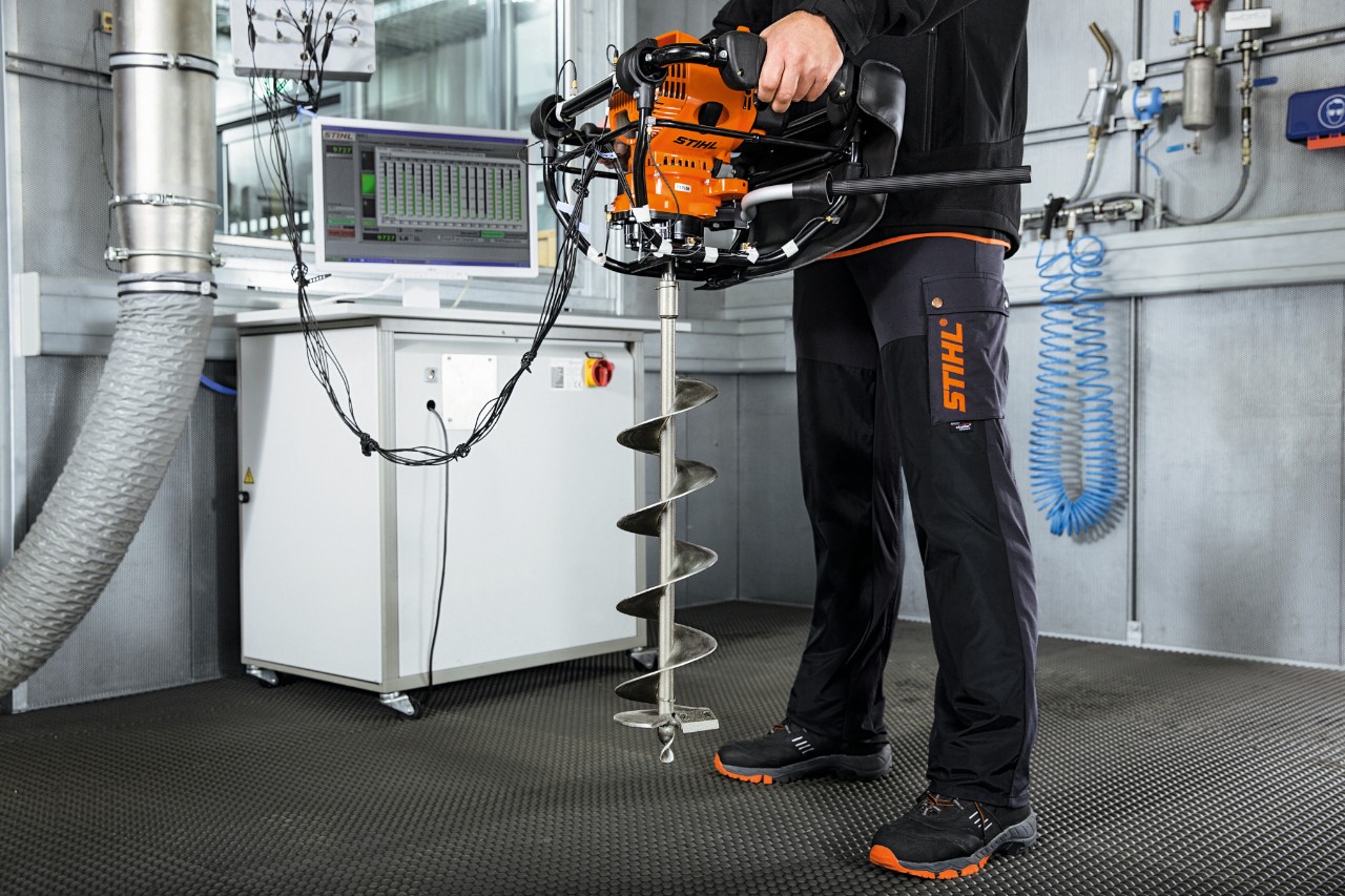 Et STIHL-elværktøj testes for sin vibrationsbelastning.