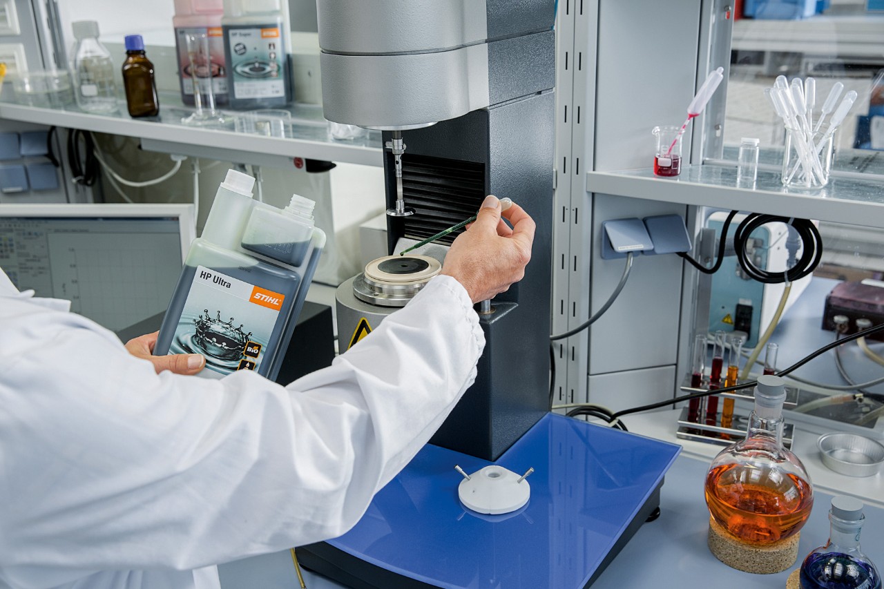 STIHL HP Ultra totaktsmotorolie er testet i et laboratorium i henhold til REACH-forordningen.