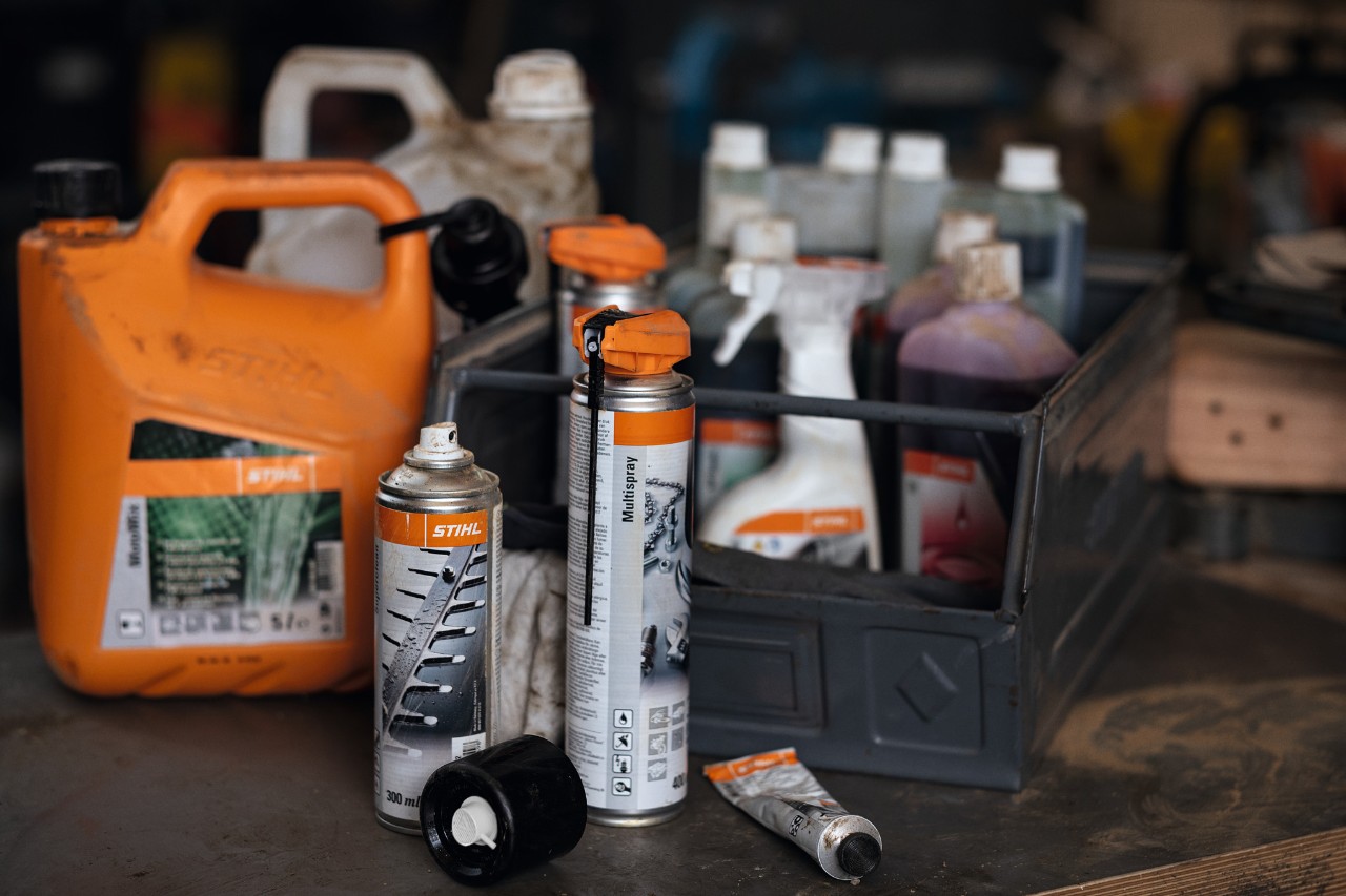 Forskellige brændstoffer og smøremidler fra STIHL, nogle i en kasse