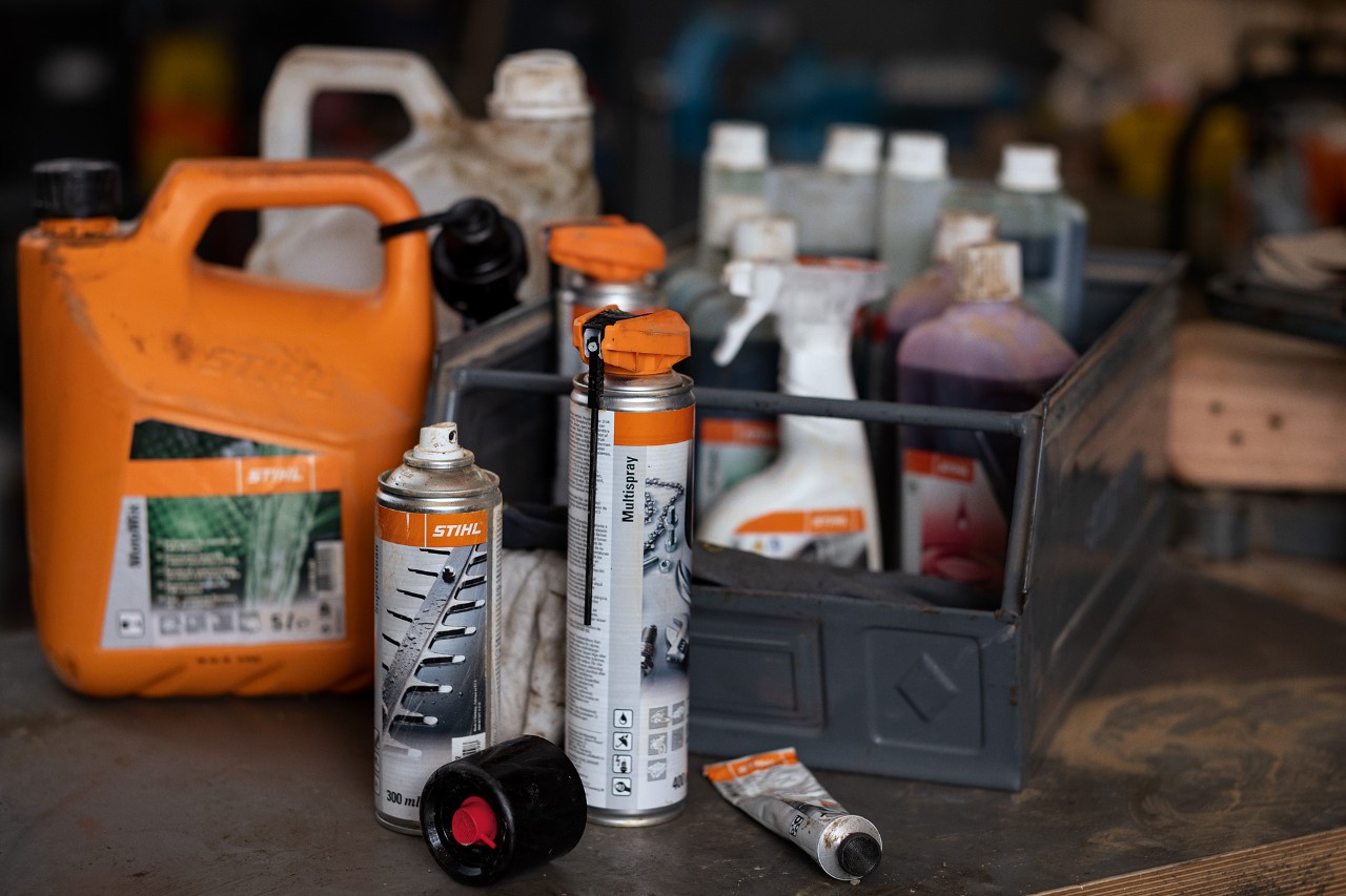 Forskellige brændstoffer og smøremidler fra STIHL, nogle i en kasse 