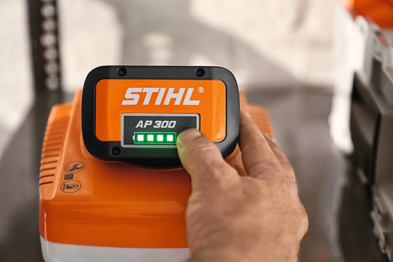 Nærbillede af STIHL-batteri AP 300 med en hånd