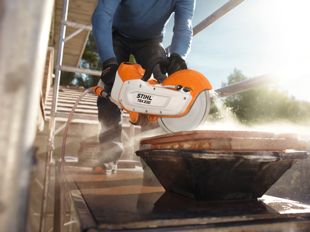 En person arbejder med batteriskæremaskinen STIHL TSA 230 på et stillads